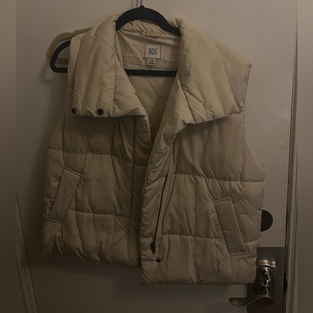 Urban Outfitters BDG beige puffer vest with pockets; size S